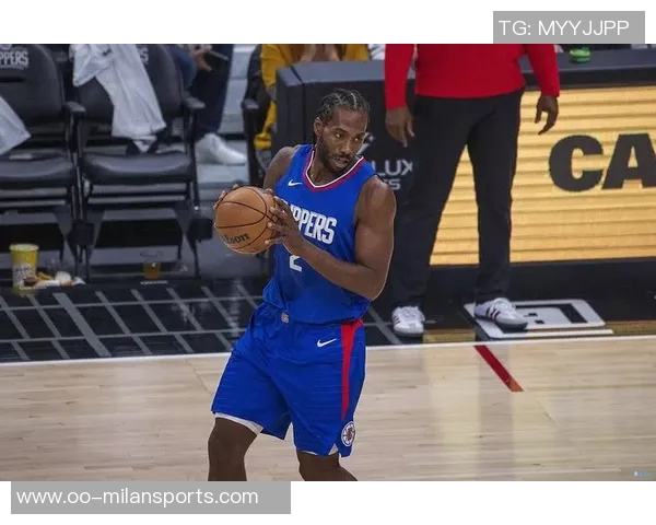 莱昂纳德全场表现出色19投11中砍下33分5篮板5助攻3抢断1盖帽正负值高达31