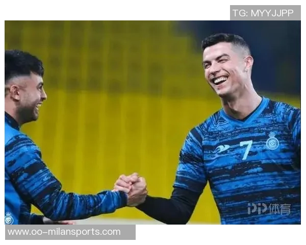 C罗训练中展现灿烂笑容期待新赛季精彩表现和更多进球挑战